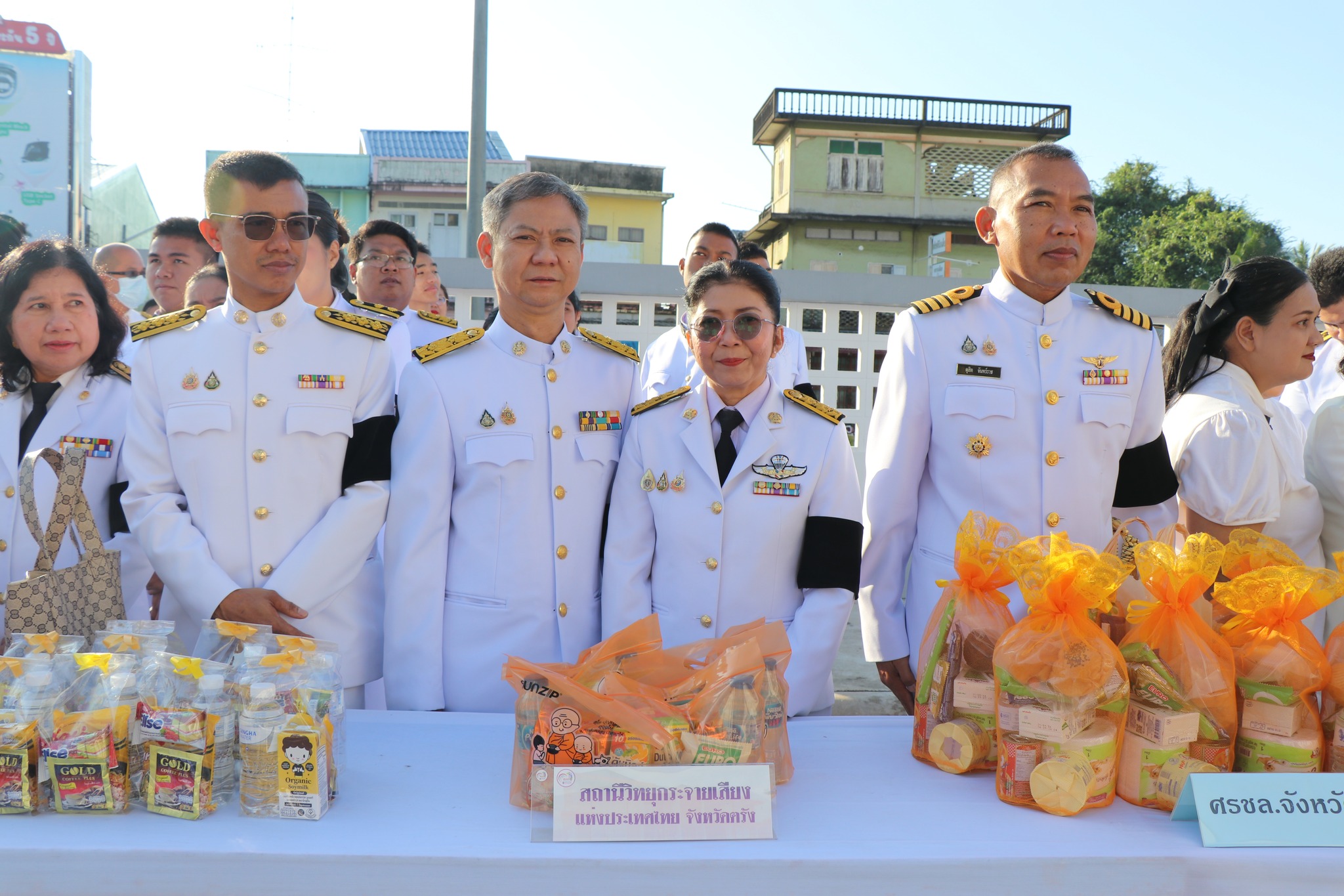 5 ธ.ค. 2568  นางสาวบุษบัน สุวรรณนพ รักษาการผู้อำนวยการสถานีวิทยุกระจายเสียงแห่งประเทศไทยจังหวัดตรัง พร้อมข้าราชการและบุคลากร สวท.ตรังเข้าร่วมในพิธีเจริญพระพุทธมนต์ ทำบุญตักบาตรถวายพระราชกุศล และวางพานพุ่มดอกไม้สด ถวายราชสักการะแด่พระบาทสมเด็จพระบรมชนกาธิเบศร มหาภูมิพลอดุลยเดชมหาราช บรมนาถบพิตร