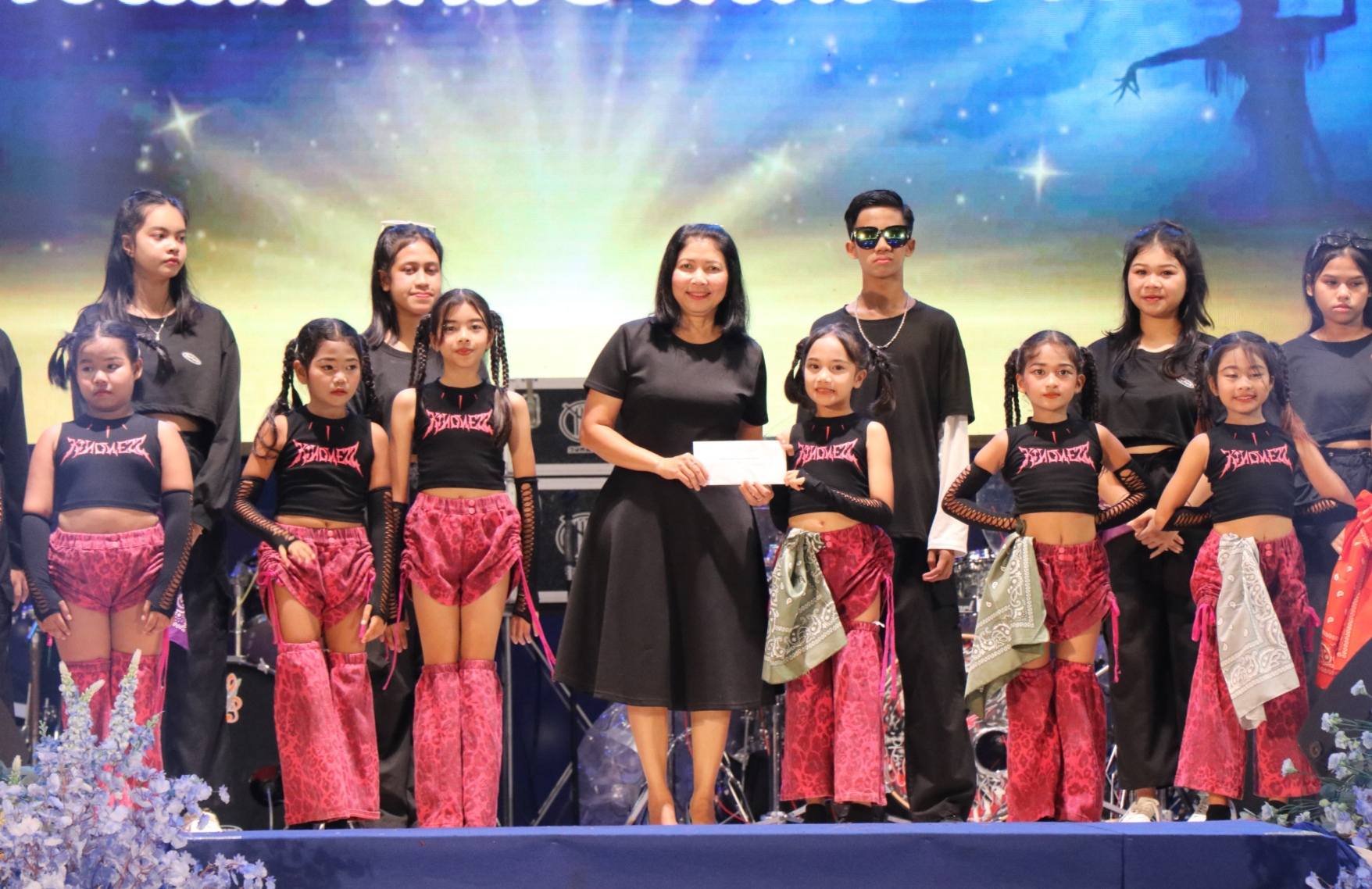 15 ธ.ค. 2568 นางสาวบุษบัน สุวรรณนพ ผอ.สวท.ตรัง ร่วมเป็นเกียรติ มอบรางวัลแก่นักเรียนโรงเรียนวัดควนเมา​ อ.รัษฎา​ จ.ตรัง​ " ในงานฉลองรัฐธรรมนูญและงานกาชาดจังหวัดตรัง"