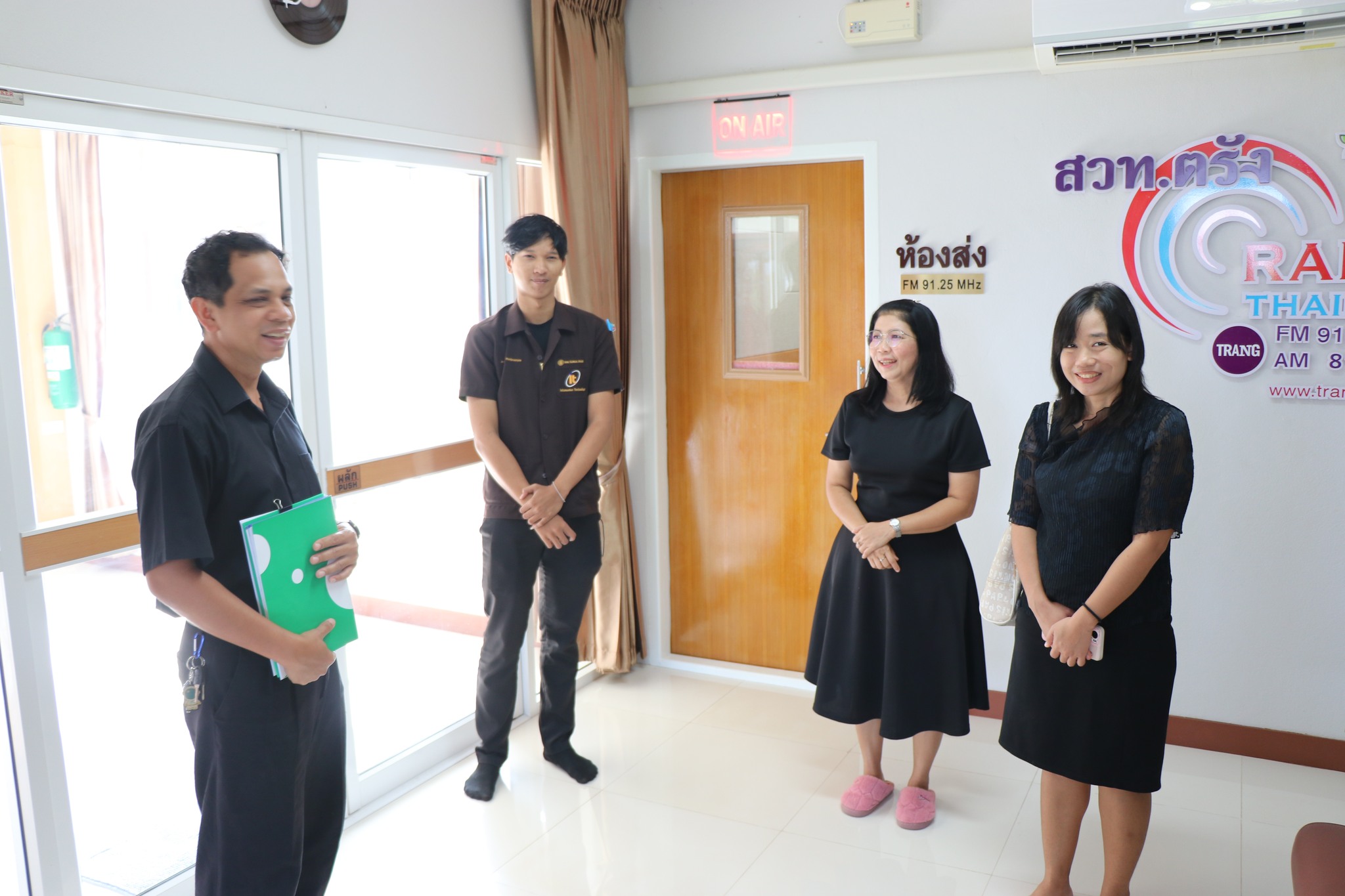 15 ธ.ค. 2568 นางสาวบุษบัน สุวรรณนพ ร.ผอ.สวท.ตรัง พร้อมด้วยนายธีรยุทธ  ชลสิทธิ์  นายช่างไฟฟ้าชำนาญงาน ร่วมต้อนรับ นางสาวสาธินี   เลื่องอรุณ  ครูแผนกวิชาเทคโนโลยีสารสนเทศ ที่เดินทางมานิเทศ น.ศ.ฝึกประสบการณ์