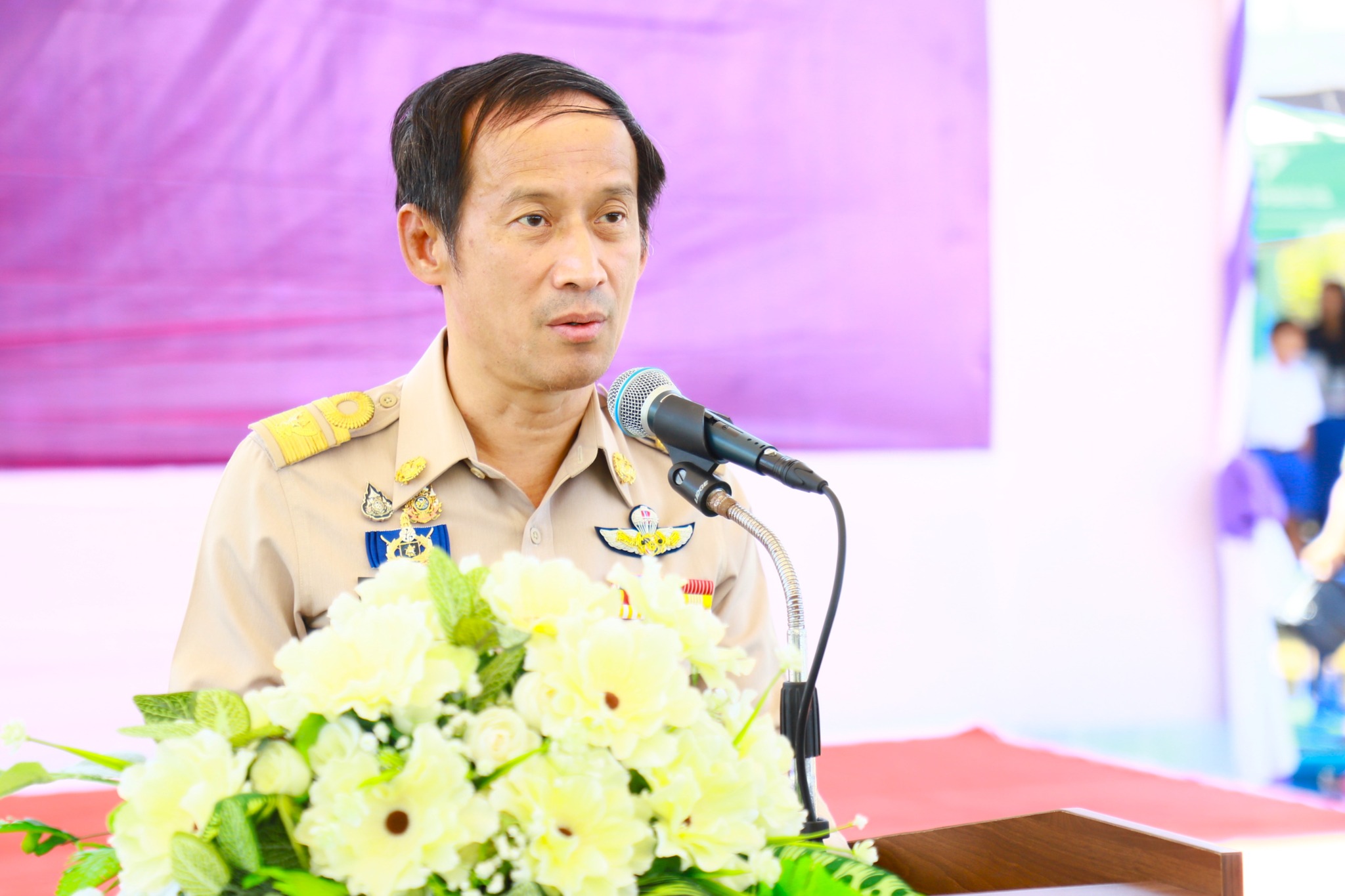 ผู้ว่าราชการจังหวัดตรัง   นำหน่วย &ldquo;บำบัดทุกข์ บำรุงสุข สร้างรอยยิ้มให้ประชาชน&rdquo; ออกให้บริการประชาชนในพื้นที่ห่างไกล เพื่อลดภาระค่าใช้จ่ายในการเดินทางและรับทราบปัญหาความเดือดร้อนของประชาชน   