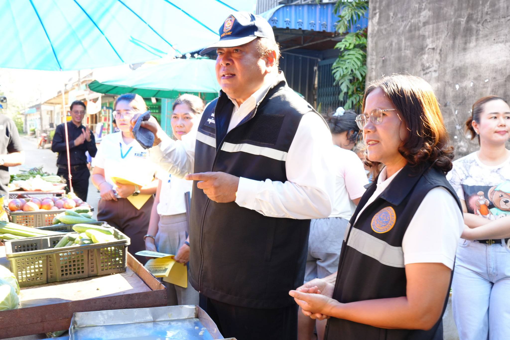 รองผู้ว่าราชการจังหวัดตรัง พร้อมด้วย พาณิชย์จังหวัดตรัง เชลงพื้นที่ตรวจเยี่ยมและติดตามสถานการณ์ราคาสินค้าอุปโภคบริโภค ณ ตลาดสุทธินนท์ อำเภอนาโยง หลังต้นทุนขนส่งขยับจากการที่ราคาน้ำมันเชื้อเพลิงมีการปรับตัวสูงขึ้นอย่างต่อเนื่อง