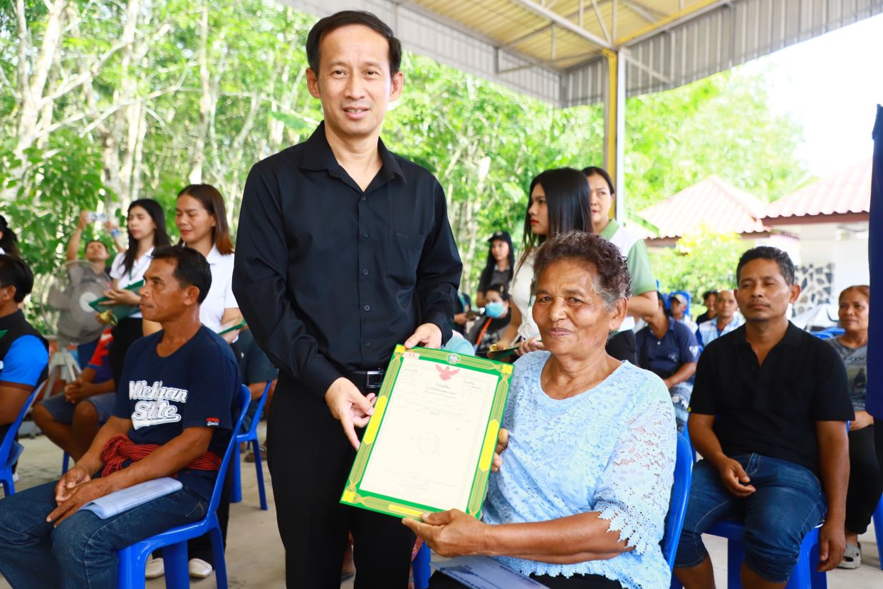 จังหวัดตรัง มอบโฉนดที่ดินตามโครงการ &ldquo;มอบโฉนดที่ดินทั่วไทย นำสุขคลายทุกข์ให้ประชาชน&rdquo; ประจำปีงบประมาณ พ.ศ. 2569
