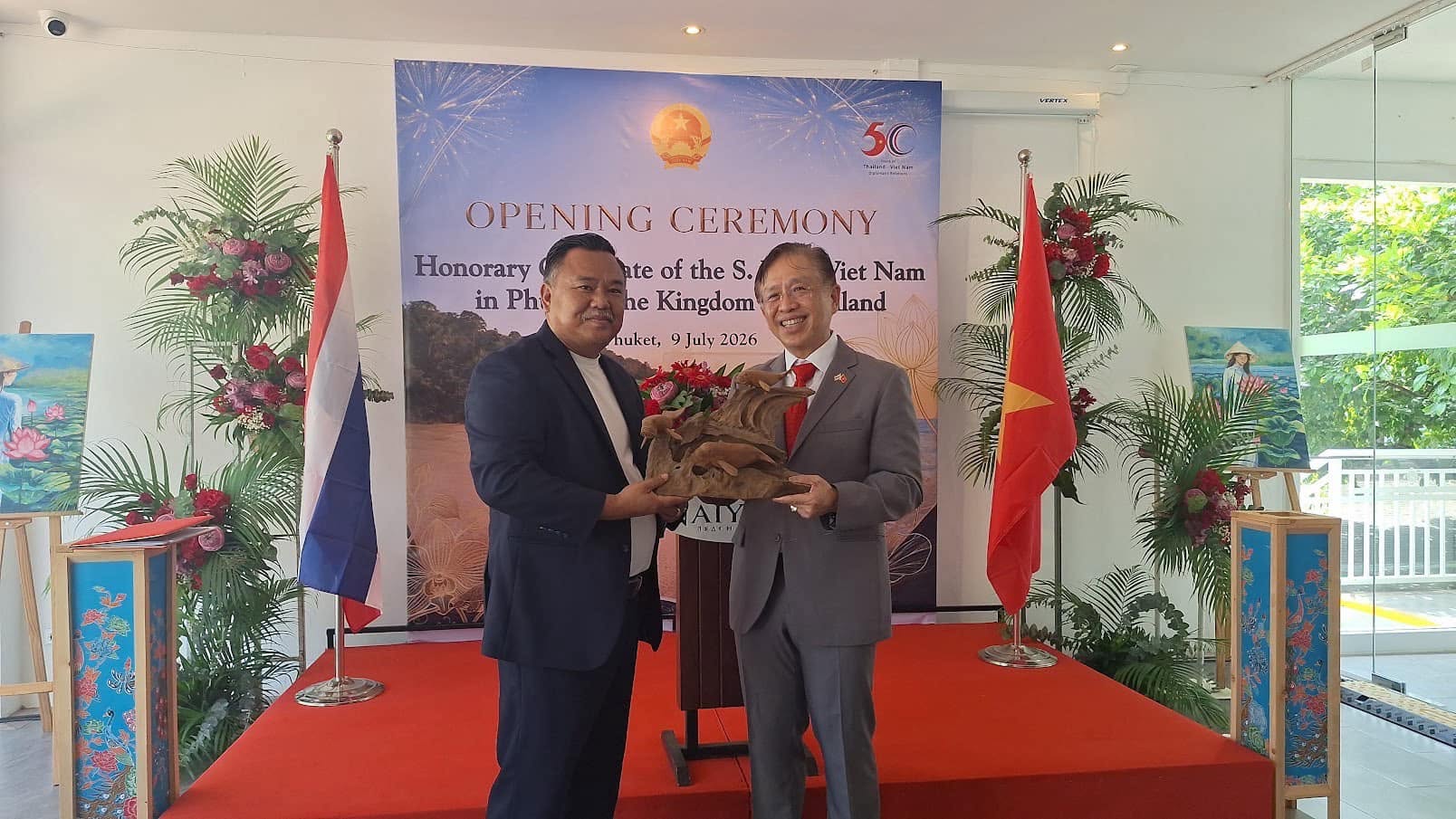 ประธานสภาอุตสาหกรรมท่องเที่ยวจังหวัดตรัง ร่วมพิธีเปิดสำนักงานกงสุลกิตติมศักดิ์สาธารณรัฐสังคมนิยมเวียดนาม ประจำจังหวัดภูเก็ต