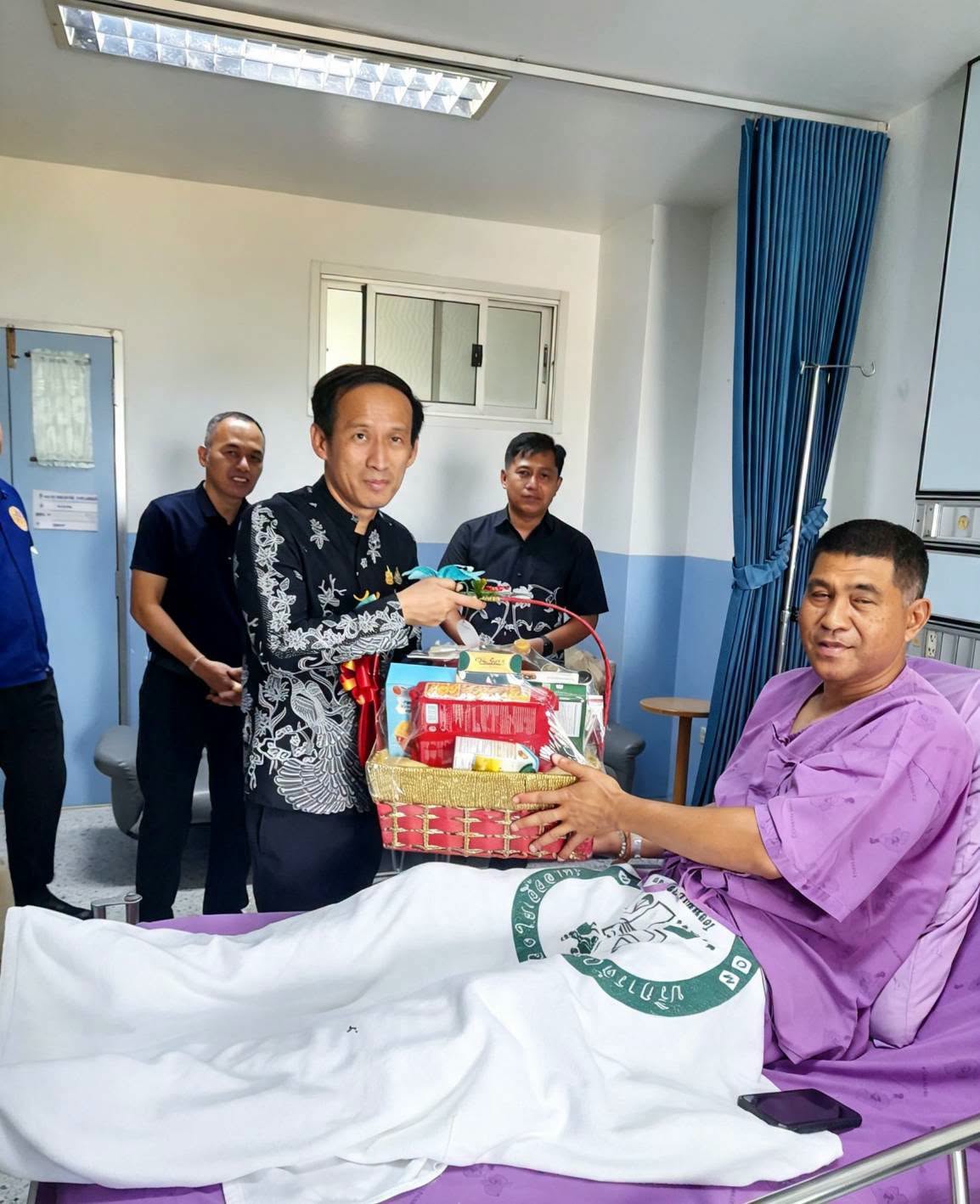 ผู้ว่าราชการจังหวัดตรัง เข้าเยี่ยมให้กำลังใจ พ.ต.ท.ณรงค์ศักดิ์ ภักดีวานิชย์ สวป.สภ.ย่านตาขาว ณ โรงพยาบาลตรัง ซึ่งได้รับบาดเจ็บ เนื่องจากเข้าระงับเหตุบุคคลคลุ้มคลั่ง