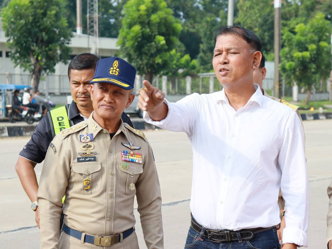 รองผู้ว่าราชการจังหวัดตรัง นำคณะทำงานวิเคราะห์สาเหตุการเกิดอุบัติเหตุทางถนนจังหวัดตรัง ลงพื้นที่ตรวจสอบจุดเสี่ยงบริเวณถนนตรัง-กันตัง หน้าสำนักงานการเคหะชุมชนจังหวัดตรัง และบริเวณแยกวิทยาลัยสาธารณสุขสิรินธร