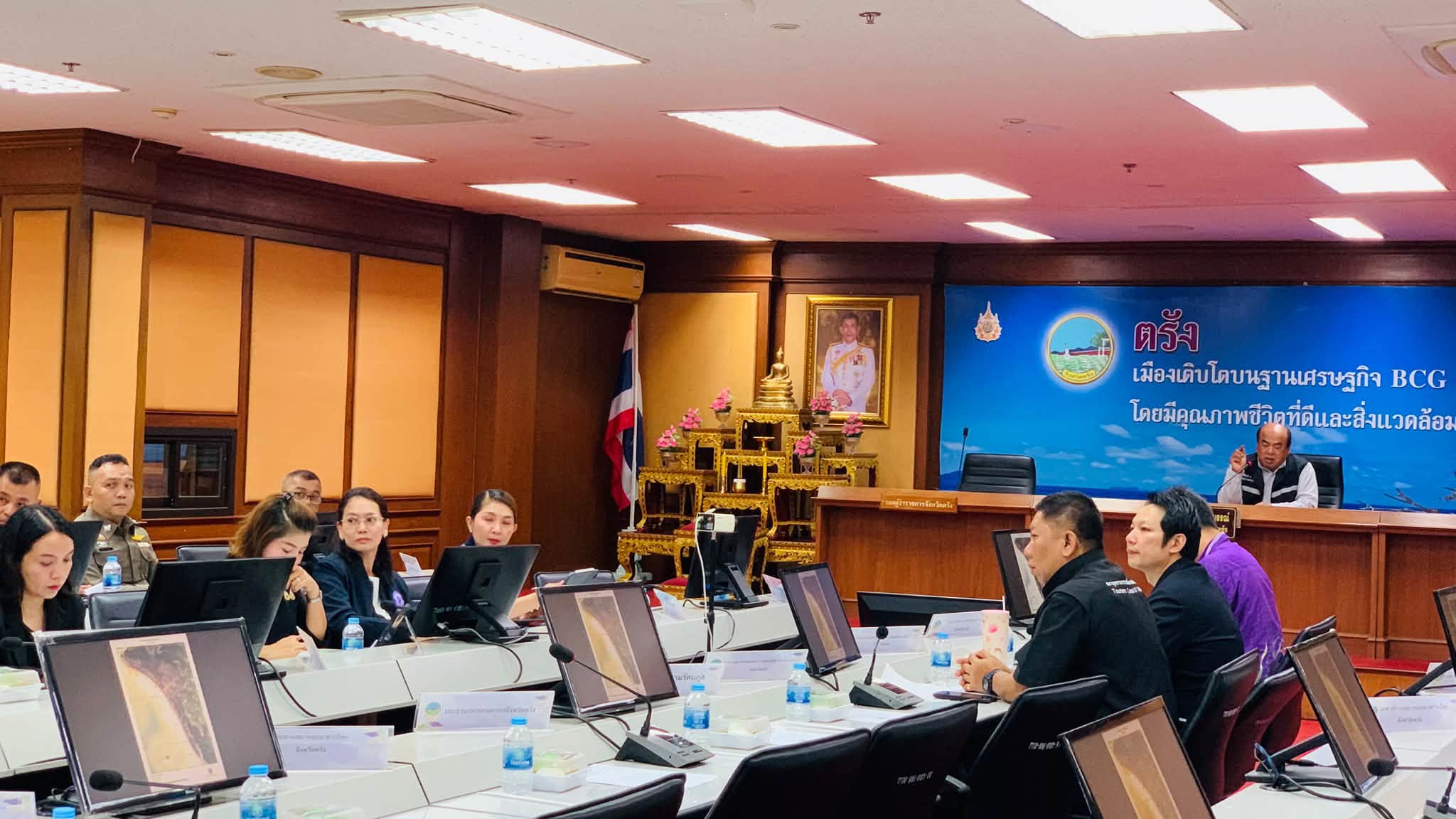 จังหวัดตรัง ประชุมคณะกรรมการร่วมภาครัฐและเอกชนเพื่อแก้ไขปัญหาเศรษฐกิจจังหวัดตรัง