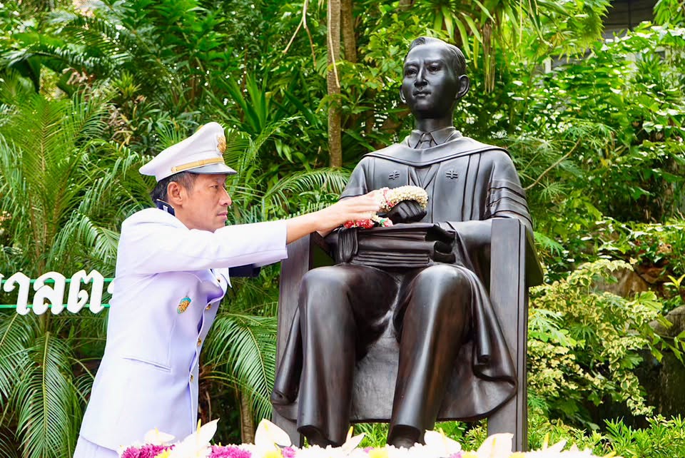 โรงพยาบาลตรัง จัดพิธีวางพวงมาลาถวายสักการะ สมเด็จพระมหิตลาธิเบศร อดุลยเดชวิกรม พระบรมราชชนก เนื่องในวันมหิดล