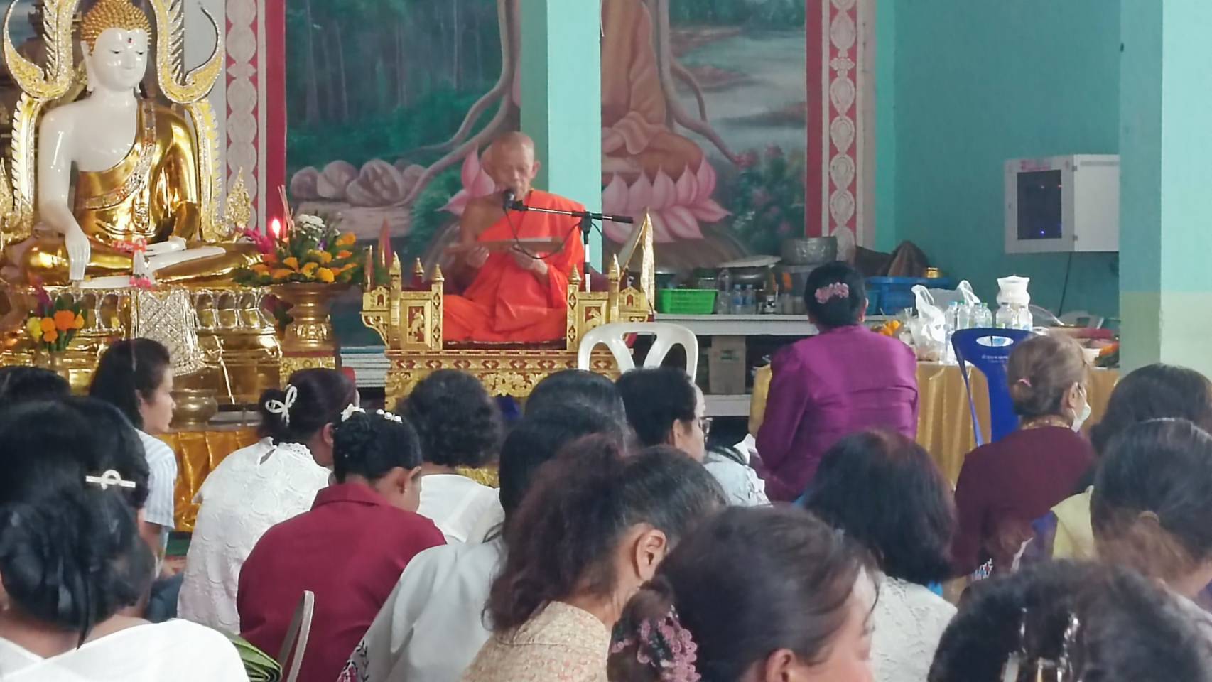 พุทธศาสนิกชนชาวตรัง    ร่วมสืบสานประเพณีอันดีงาม โดยเดินทางมาร่วมทำบุญใน &lsquo;วันสารทเดือนสิบ&rsquo; ซึ่งถือเป็น &lsquo;วันรับตายาย&rsquo; เพื่ออุทิศส่วนบุญส่วนกุศลให้แก่บรรพบุรุษที่ล่วงลับไปแล้ว