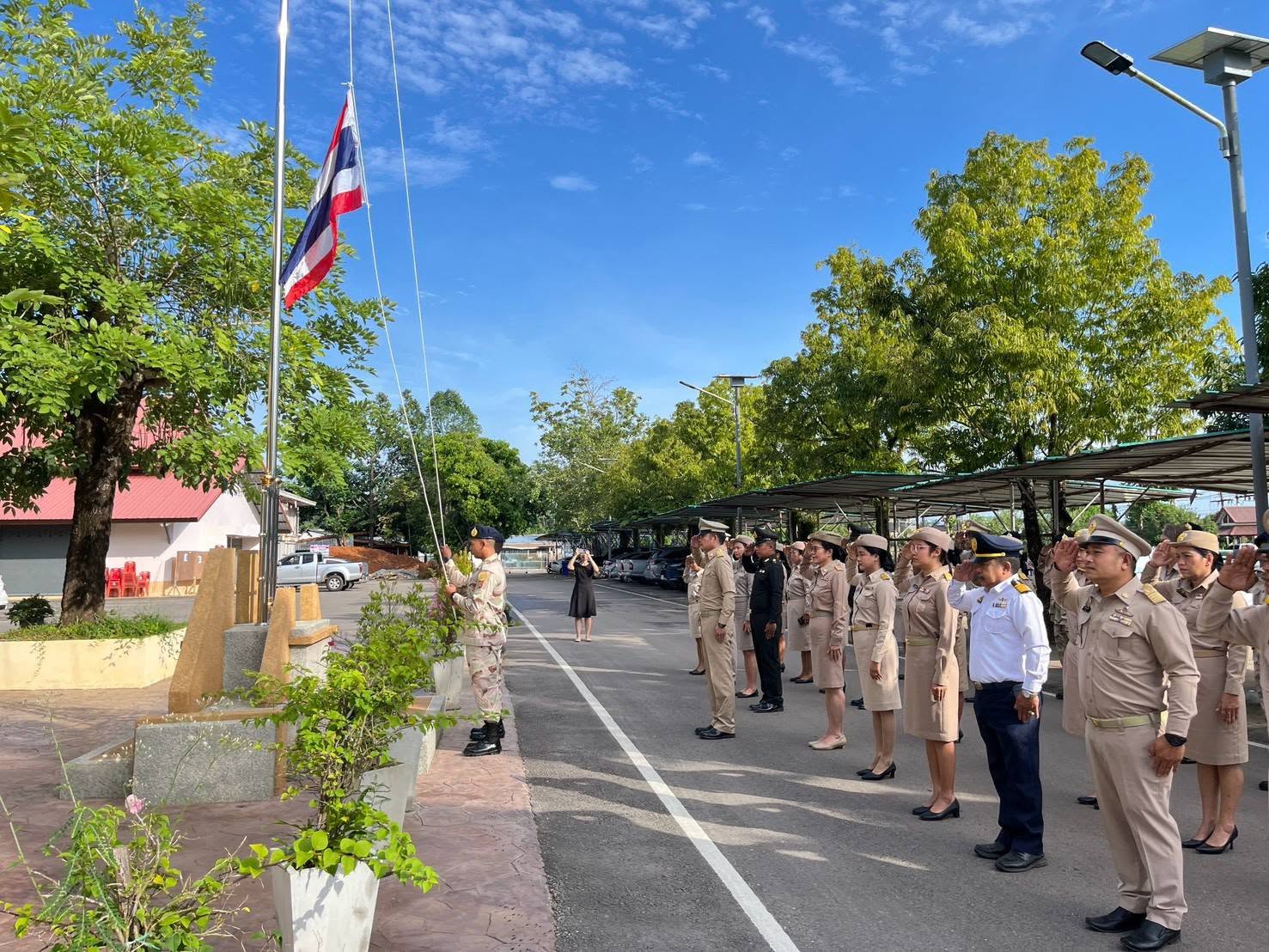 อำเภอย่านตาขาว จังหวัดตรัง จัดกิจกรรมเคารพธงชาติและร้องเพลงชาติไทย เนื่องในวันพระราชทานธงชาติไทย (Thai National Flag Day) ประจำปี 2569