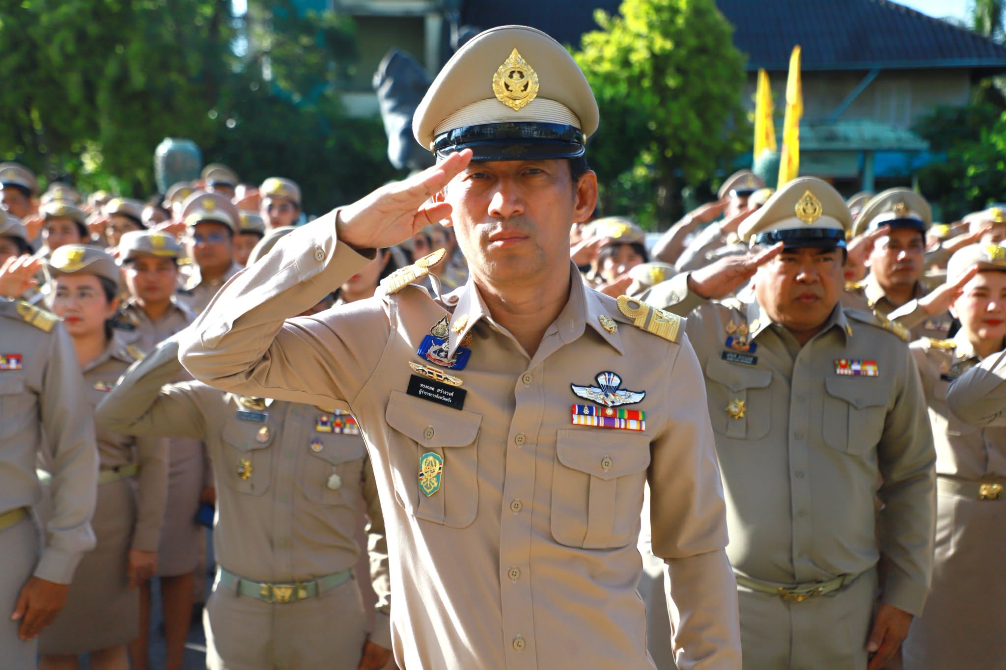 จังหวัดตรัง  ประกอบพิธีเคารพธงชาติ เนื่องในวันพระราชทานธงชาติไทย ประจำปี 2569 เพื่อร่วมเสริมสร้างความภาคภูมิใจของคนในชาติ และรำลึกในพระมหากรุณาธิคุณพระบาทสมเด็จพระมงกุฎเกล้าเจ้าอยู่หัว ผู้พระราชทานธงไตรรงค์เป็นธงชาติไทย