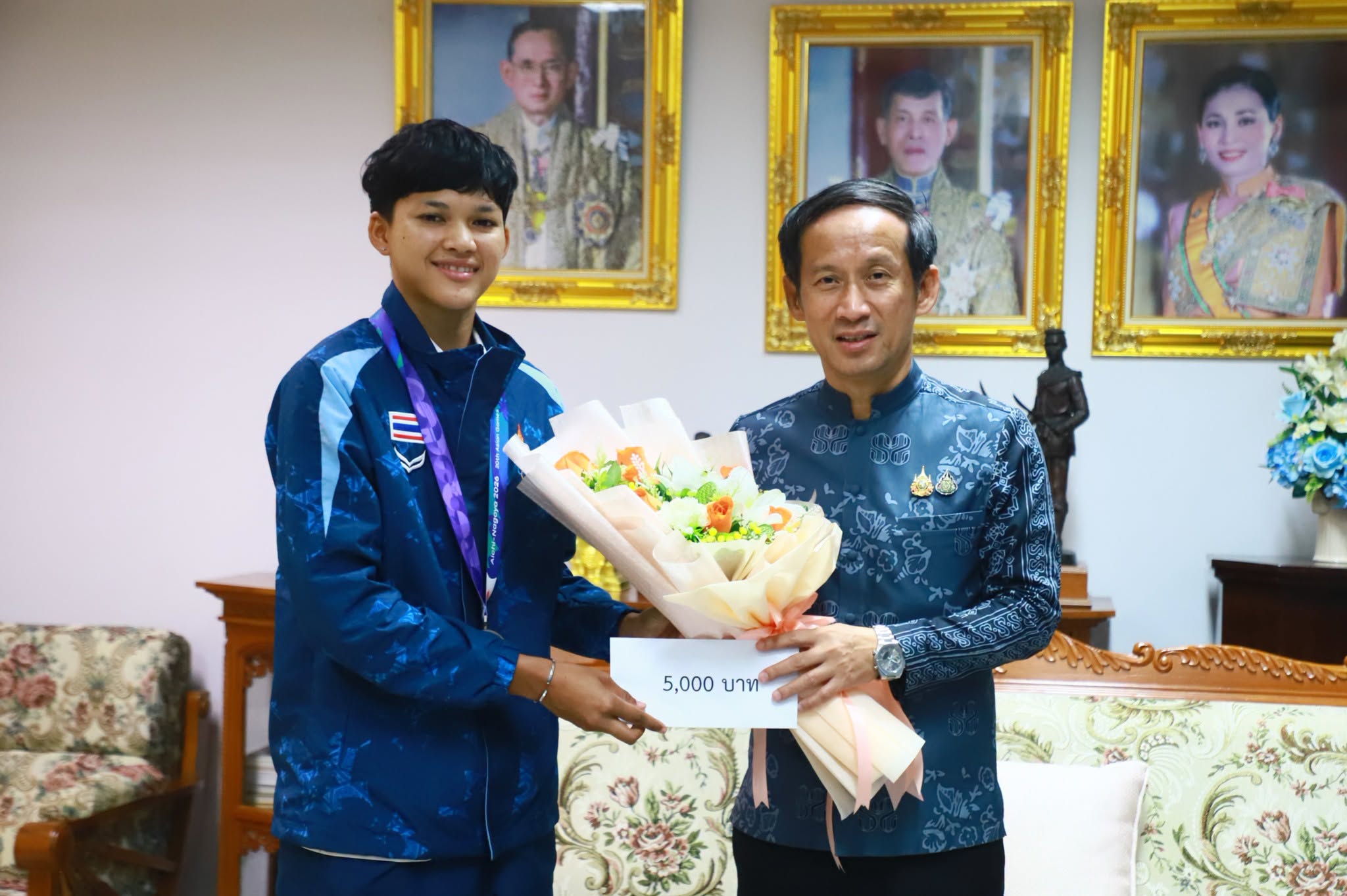 ผู้ว่าราชการจังหวัดตรัง  มอบโอวาทและมอบทุนการศึกษาร่วมกับสมาคมกีฬาแห่งจังหวัดตรัง แก่ &ldquo;สุกานดา เพชรรักษา&rdquo; ลมกรดสาว 4x100 ม. ทีมชาติไทย
