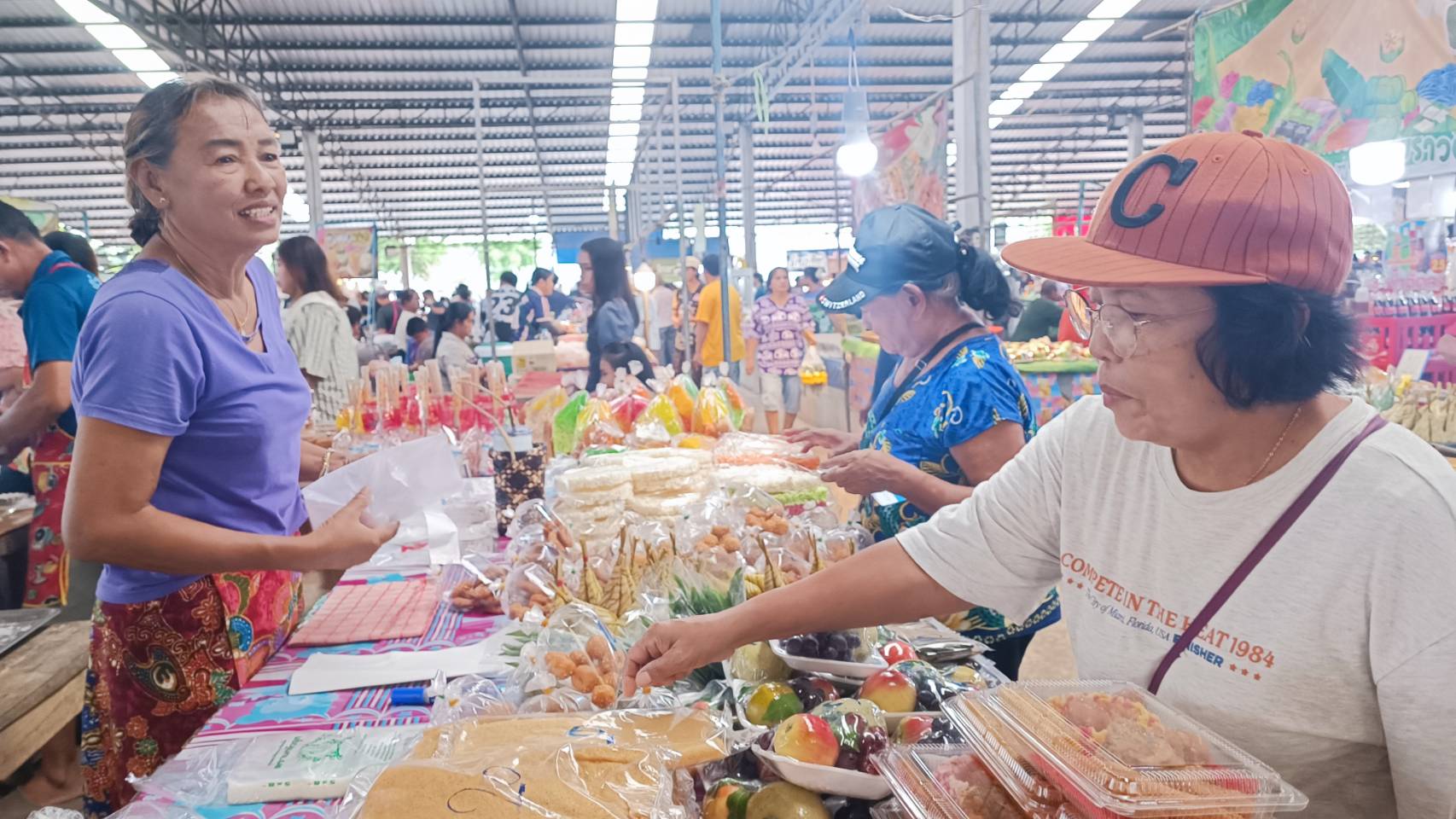 ประชาชนชาวตรัง  ออกมาจับจ่ายเลือกซื้ออาหารคาว-หวานและขนมเดือนสิบ  เตรียมทำบุญวัน &ldquo;ส่งตายาย&rdquo; กันอย่างคึกคัก