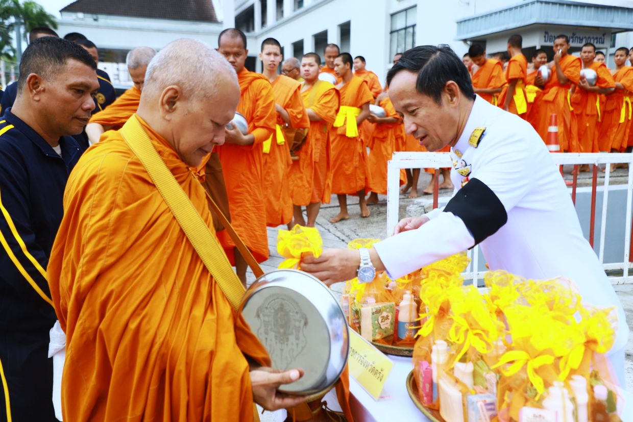 จังหวัดตรัง   จัดพิธีสวดพระพุทธมนต์และทำบุญตักบาตรถวายพระราชกุศล   เนื่องในวันนวมินทรมหาราช  โดยพสกนิกรทุกหมู่เหล่า  ล้วนคำนึงถึงด้วยความสำนึกซาบซึ้งในพระมหากรุณาธิคุณอย่างมิลืมเลือน