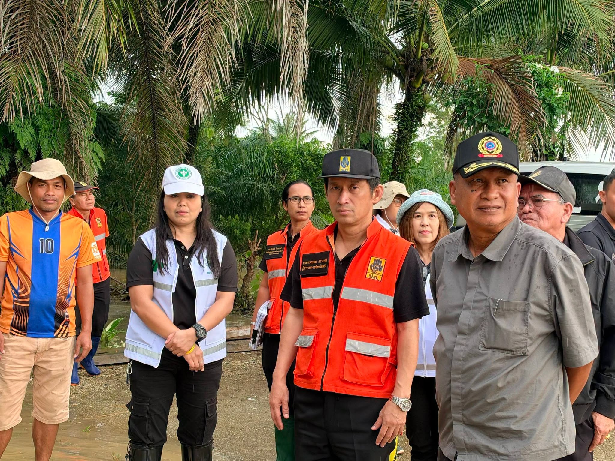 ผู้ว่าราชการจังหวัดตรัง   ลงพื้นที่ติดตามสถานการณ์น้ำ สำรวจความเสียหาย พร้อมมอบถุงยังชีพช่วยเหลือผู้ประสบภัยจากเหตุฝนตกหนัก ในพื้นที่ ต.ท่าสะบ้า อ.วังวิเศษ