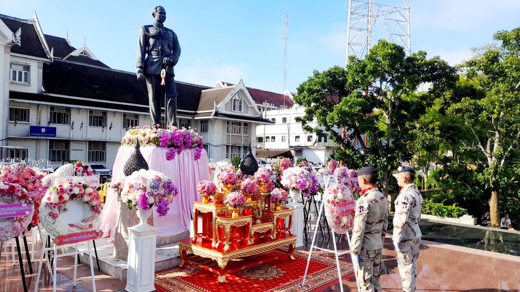 จังหวัดตรัง  จัดพิธีวางพวงมาลา น้อมรำลึกในพระมหากรุณาธิคุณ พระบาทสมเด็จพระจุลจอมเกล้าเจ้าอยู่หัว รัชกาลที่ 5  พระมหากษัตริย์พระองค์แรกที่ชาวตรังได้มีโอกาสชื่นชมพระบารมี   