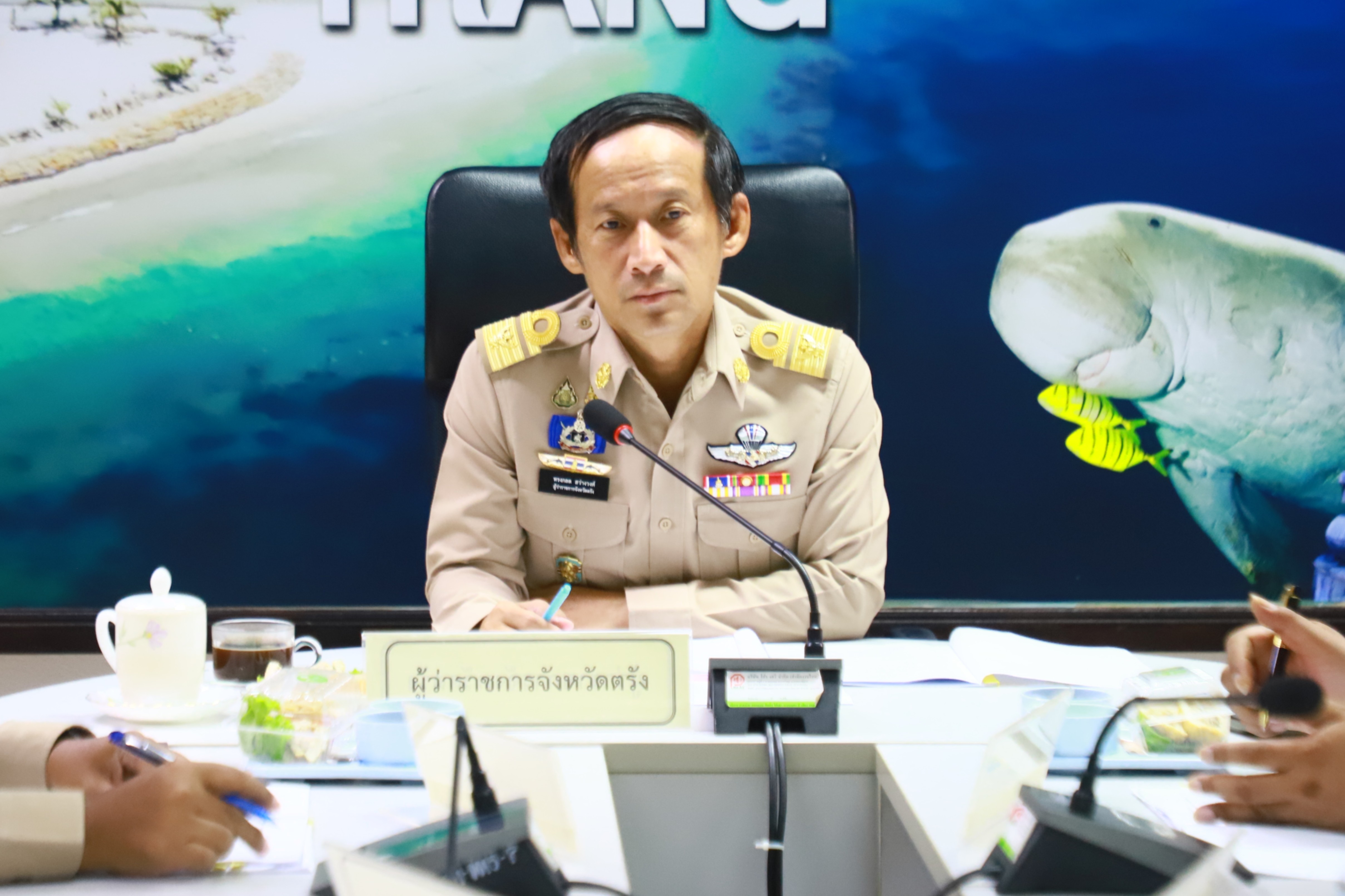 จังหวัดตรัง ประชุมหัวหน้าส่วนราชการสังกัดกระทรวงมหาดไทย   ชี้แจงการจัดสรรงบประมาณเพื่อการจัดสร้างซุ้มถวายดอกไม้จันทน์ พร้อมกำชับทุกอำเภอติดตามสถานการณ์น้ำอย่างใกล้ชิด พร้อมเข้าช่วยเหลือประชาชนได้อย่างทันท่วงทีหากเกิดสถานการณ์ฉุกเฉิน 