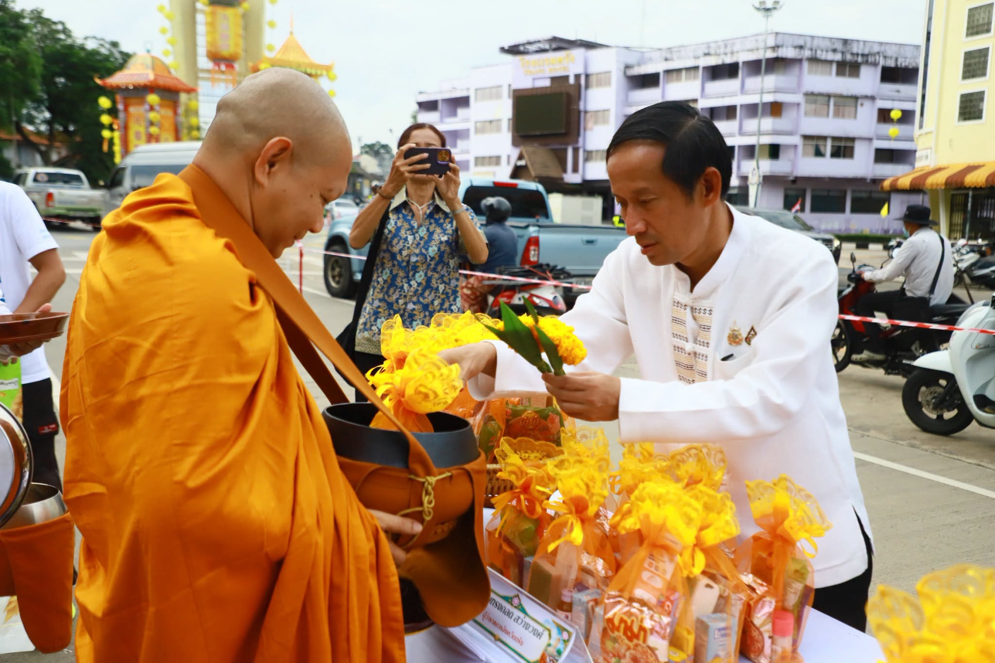 จังหวัดตรัง   จัดพิธีทำบุญตักบาตรเทโวโรหณะ เนื่องในเทศกาลวันออกพรรษา ประจำปี 2569เพื่อสืบสานประเพณีทางพระพุทธศาสนาและเสริมความเป็นสิริมงคลแก่ตนเองและครอบครัว