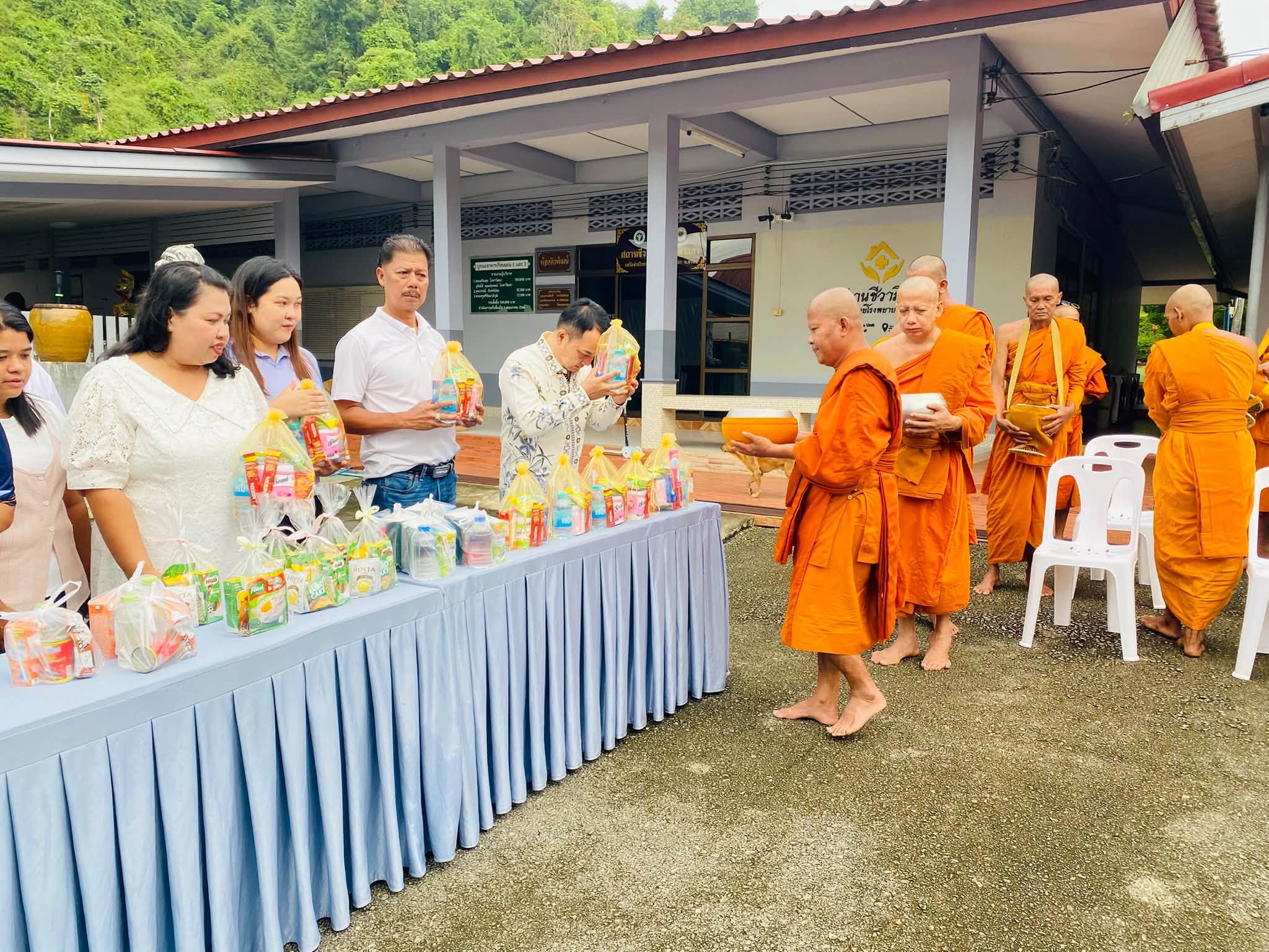 อำเภอสิเกา จังหวัดตรัง   จัดพิธีตักบาตรเทโว (หรือ ตักบาตรเทโวโรหณะ) ประจำปี 2569 ณ วัดเขาแก้ว